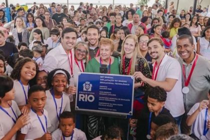 O secretário de Educação, Renan Ferreirinha, em inauguração com a presença do colega da Defesa do Consumidor, João Pires: vereadores reclamam a falta de convite