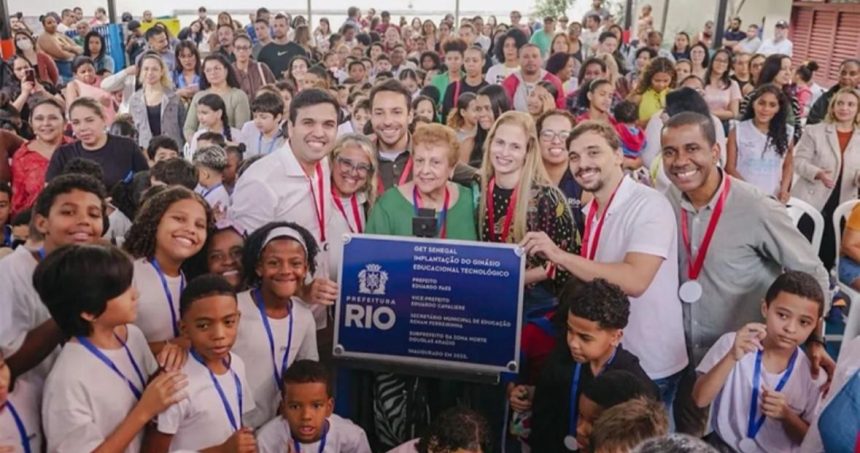 O secretário de Educação, Renan Ferreirinha, em inauguração com a presença do colega da Defesa do Consumidor, João Pires: vereadores reclamam a falta de convite