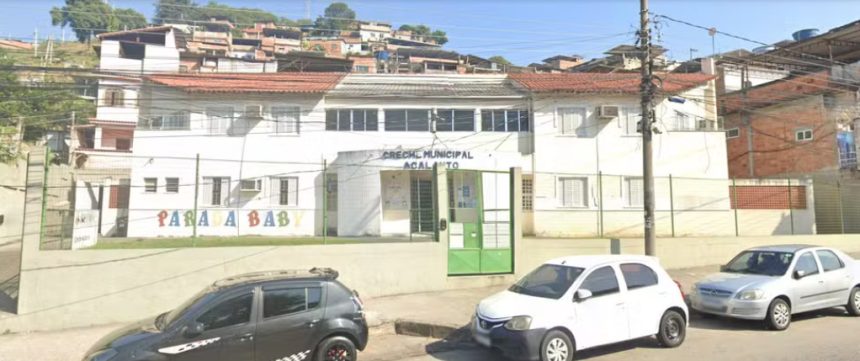 Creche é invadida por criminosos em Vicente de Carvalho; cadela é atingida por tiro