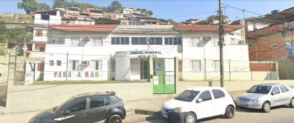 Creche é invadida por criminosos em Vicente de Carvalho; cadela é atingida por tiro