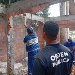 Prefeitura derruba 10 construções irregulares perto do bondinho da favela Santa Marta, em Botafogo