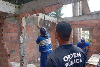 Prefeitura derruba 10 construções irregulares perto do bondinho da favela Santa Marta, em Botafogo