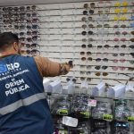 Operação Verão apreende 50 mil óculos de fornecedores ilegais de ambulantes que atuam na orla do Rio