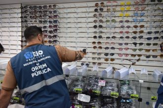 Operação Verão apreende 50 mil óculos de fornecedores ilegais de ambulantes que atuam na orla do Rio