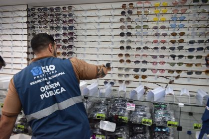 Operação Verão apreende 50 mil óculos de fornecedores ilegais de ambulantes que atuam na orla do Rio
