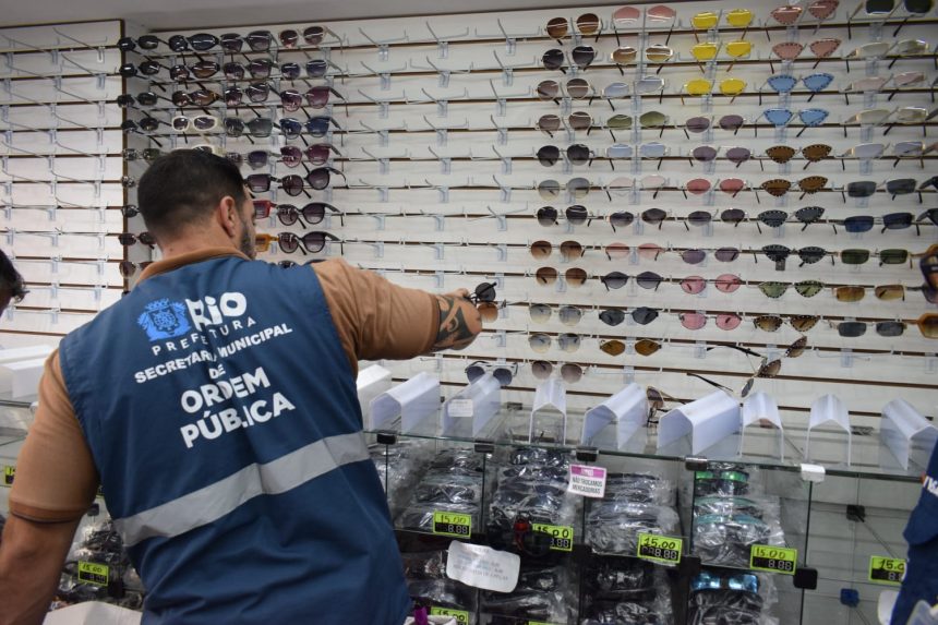 Operação Verão apreende 50 mil óculos de fornecedores ilegais de ambulantes que atuam na orla do Rio