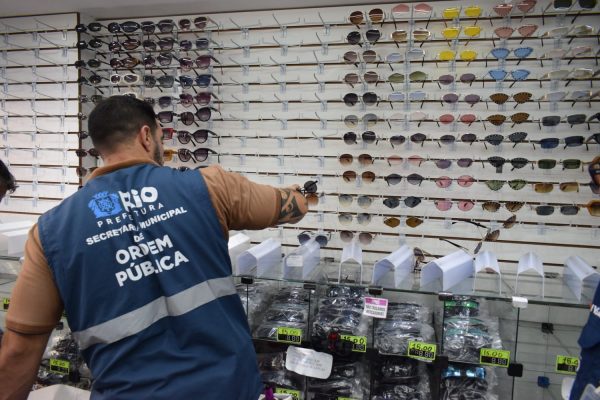 Operação Verão apreende 50 mil óculos de fornecedores ilegais de ambulantes que atuam na orla do Rio