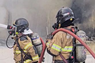 Bombeiros controlam incêndio em loja do Amigão, na Freguesia, depois de 27 horas de trabalho