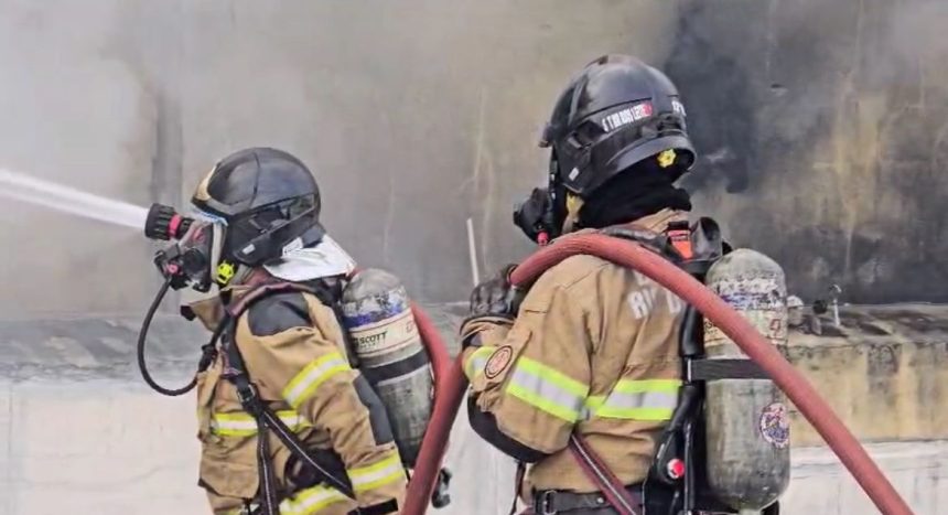 Bombeiros controlam incêndio em loja do Amigão, na Freguesia, depois de 27 horas de trabalho