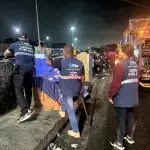 Prefeitura retira 12 construções precárias da pista lateral da Avenida Brasil