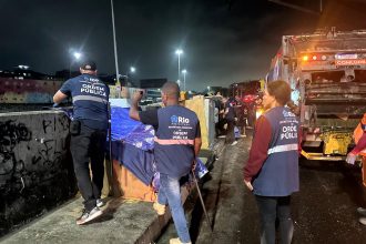 Prefeitura retira 12 construções precárias da pista lateral da Avenida Brasil