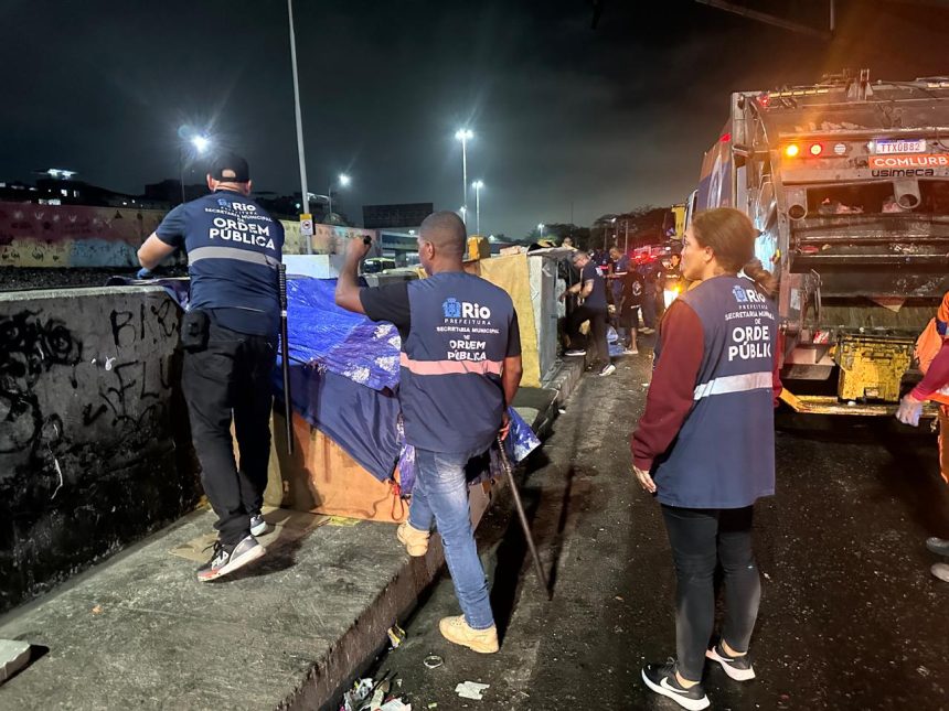 Prefeitura retira 12 construções precárias da pista lateral da Avenida Brasil
