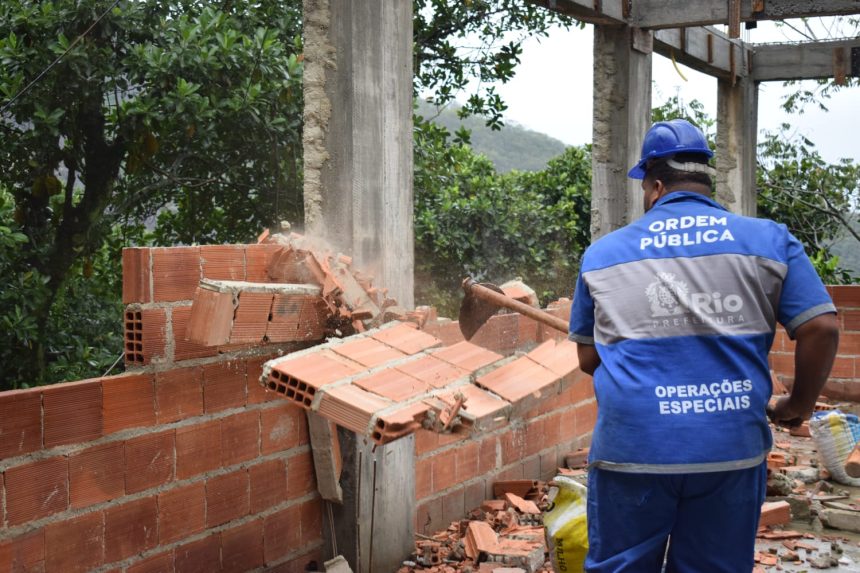 Quatro imóveis em área de preservação ambiental são demolidos na Rocinha