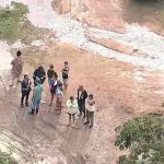 Tubulação estoura e alaga casas em Nova Iguaçu; veja o vídeo