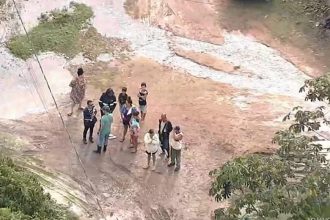 Tubulação estoura e alaga casas em Nova Iguaçu; veja o vídeo