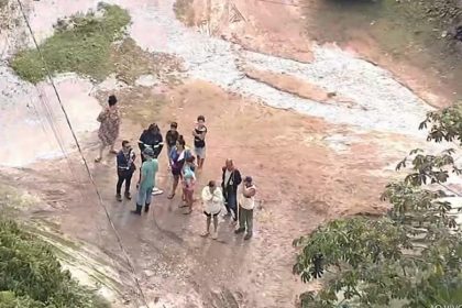Tubulação estoura e alaga casas em Nova Iguaçu; veja o vídeo