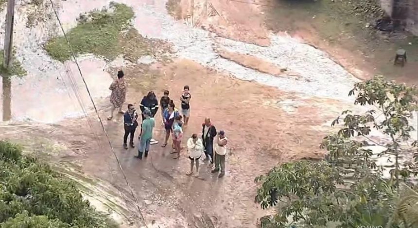 Tubulação estoura e alaga casas em Nova Iguaçu; veja o vídeo