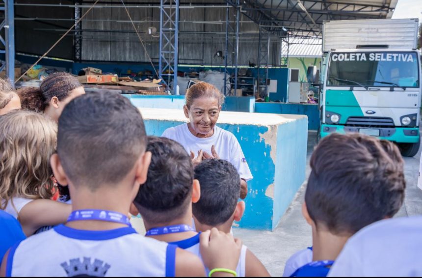 Visita de estudantes ao galpão de coleta seletiva em Mesquita: gestão adequada dos resíduos ajudou a cidade a atingir o topo do ranking do ICMS Verde