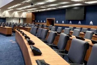 O plenário da Alerj vai receber, de volta, os deputados-secretários, que reassumirão seus mandatos para votar o pacotão de projetos enviados pelo governador Cláudio Castro (PL)