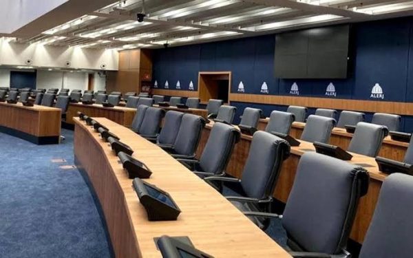 Com a janela partidária, a composição do plenário da Alerj mudou: líder do PL pede a recomposição das comissões diante do novo cenário.