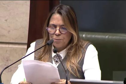 Tânia Bastos (Republicanos) comanda a sessão que derrubou cinco vetos, mas manteve, para os idosos, a obrigatoriedade de apresentação do cartão Jaé nos transportes municipais