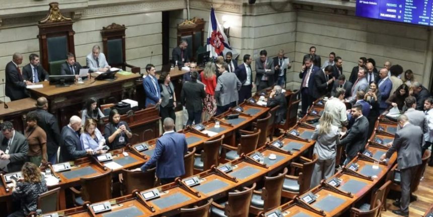 O plenário da Câmara do Rio na última terça-feira, quando foram votados os vetos de Paes: com a pauta livre, agora, voltam ao plenário os projetos de lei