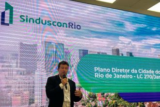 O presidente do Sindicato da Indústria da Construção Civil no Rio de Janeiro (Sinduscon-Rio), Claudio Hermolin, durante as discussões sobre o Plano Diretor: entidade comemora 106 anos nesta sexta-feira (05)