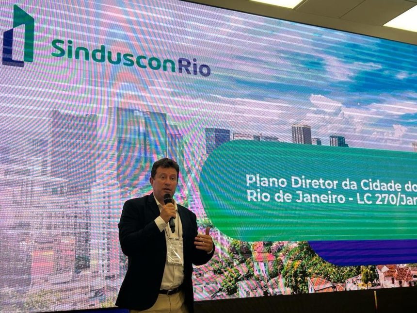 O presidente do Sindicato da Indústria da Construção Civil no Rio de Janeiro (Sinduscon-Rio), Claudio Hermolin, durante as discussões sobre o Plano Diretor: entidade comemora 106 anos nesta sexta-feira (05)