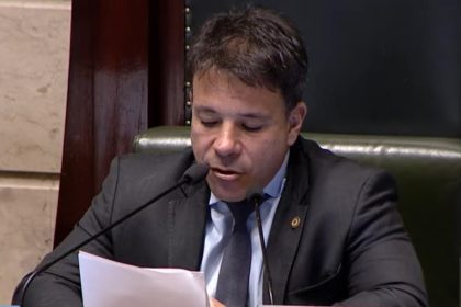 O presidente da Câmara, Carlo Caiado (PL), comanda a votação e a aprovação da doação de R$ 50 milhões à instalação do Super Centro de Saúde de Campo Grande