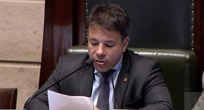 O presidente da Câmara, Carlo Caiado (PL), comanda a votação e a aprovação da doação de R$ 50 milhões à instalação do Super Centro de Saúde de Campo Grande