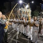 O presidente do BNDES, Aloizio Mercadante, arrisca tirar som de um berimbau numa roda de capoeira promovida na Cinelândia, depois da cerimônia em que ele recebeu o título de Cidadão Carioca