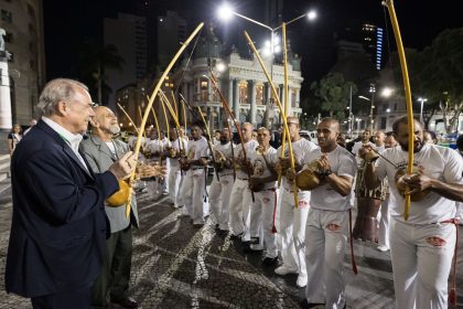 O presidente do BNDES, Aloizio Mercadante, arrisca tirar som de um berimbau numa roda de capoeira promovida na Cinelândia, depois da cerimônia em que ele recebeu o título de Cidadão Carioca