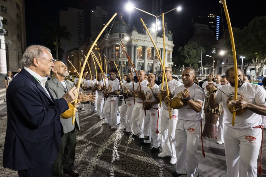 O presidente do BNDES, Aloizio Mercadante, arrisca tirar som de um berimbau numa roda de capoeira promovida na Cinelândia, depois da cerimônia em que ele recebeu o título de Cidadão Carioca