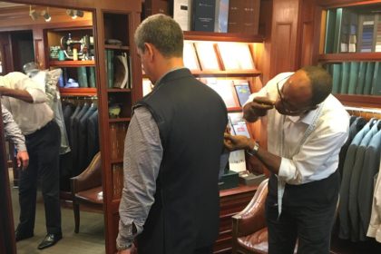 No Dia do Alfaiate, a história do angolano que há 30 anos mantém tradição sob medida no Rio 70 O alfaiate Antônio Nguidi, 30 anos na costura sob medida, um sobrevivente da profissão que está sob risco de extinção e que é homenageada neste sábado (06)