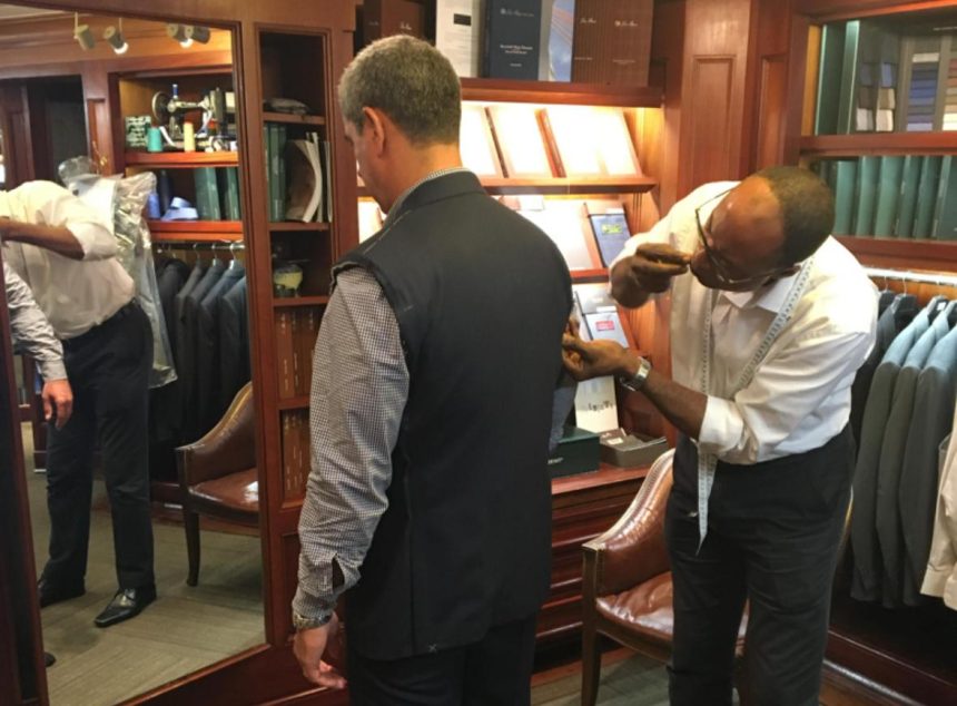 O alfaiate Antônio Nguidi, 30 anos na costura sob medida, um sobrevivente da profissão que está sob risco de extinção e que é homenageada neste sábado (06)