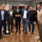 O governador Cláudio Castro, o presidente do MDB e ex-secretário de Transportes, Washington Reis; o prefeito de Duque de Caxias, Netinho Reis (MDB): e o secretário de Juventude e Envelhecimento Saudável, Alexandre Isquierdo (Republicanos), com Tiago Brunet, nos bastidores da Conferência do Destino Extraordinário