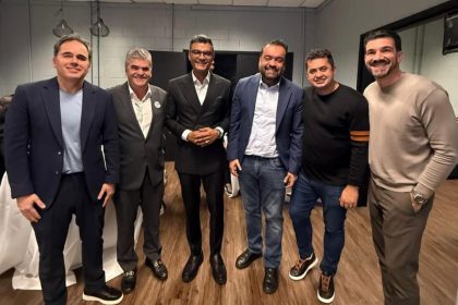 O governador Cláudio Castro, o presidente do MDB e ex-secretário de Transportes, Washington Reis; o prefeito de Duque de Caxias, Netinho Reis (MDB): e o secretário de Juventude e Envelhecimento Saudável, Alexandre Isquierdo (Republicanos), com Tiago Brunet, nos bastidores da Conferência do Destino Extraordinário