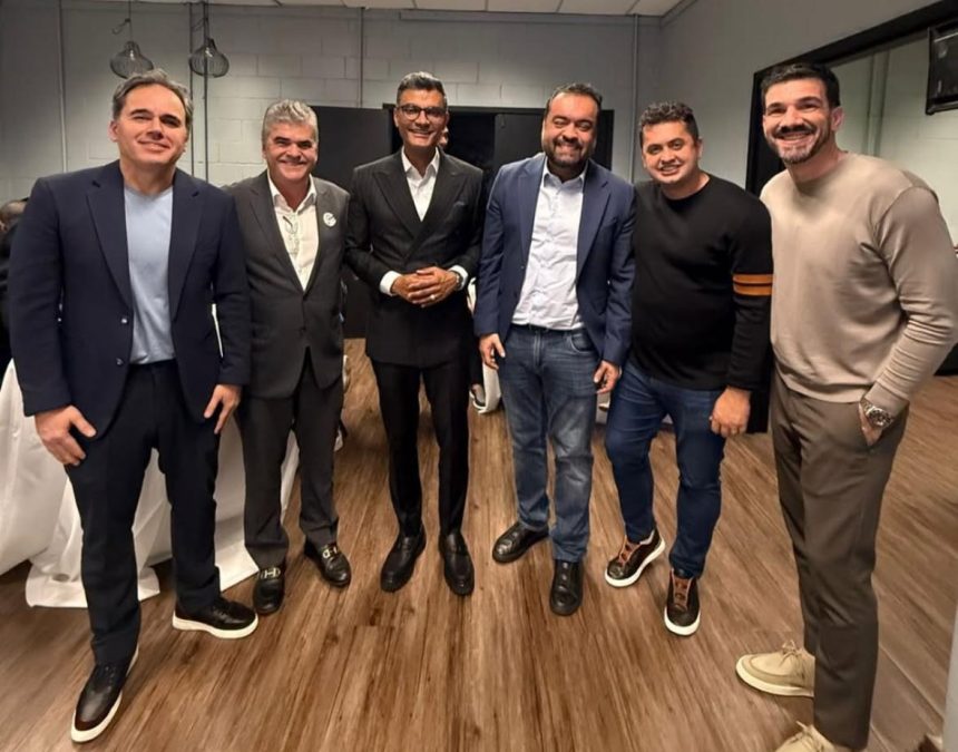 O governador Cláudio Castro, o presidente do MDB e ex-secretário de Transportes, Washington Reis; o prefeito de Duque de Caxias, Netinho Reis (MDB): e o secretário de Juventude e Envelhecimento Saudável, Alexandre Isquierdo (Republicanos), com Tiago Brunet, nos bastidores da Conferência do Destino Extraordinário