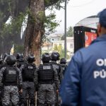 Os agentes promovem a desocupação do prédio na Avenida Venezuela, na Região Portuária do Rio: confusão e troca de acusações entre o prefeito Eduardo Paes e o PSOL