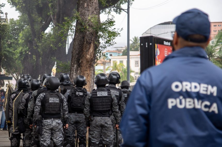 Os agentes promovem a desocupação do prédio na Avenida Venezuela, na Região Portuária do Rio: confusão e troca de acusações entre o prefeito Eduardo Paes e o PSOL