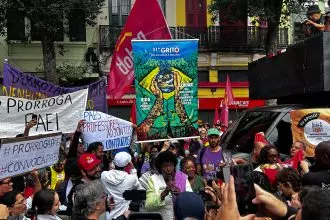 A deputada federal Benedita da Silva (PT) discursa no Grito dos Excluídos: a esquerda pede a prisão de Bolsonaro e diz não à anistia