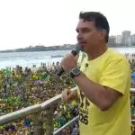 O senador Flávio Bolsonaro (PL) comanda o ato em Copacabana em favor da anistia ao pai e aos outros acusados dos atos golpistas de 8 de janeiro: discursos contra Lula, STF e Alexandre de Moraes