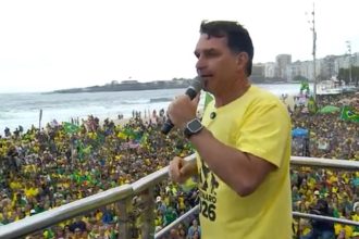 O senador Flávio Bolsonaro (PL) comanda o ato em Copacabana em favor da anistia ao pai e aos outros acusados dos atos golpistas de 8 de janeiro: discursos contra Lula, STF e Alexandre de Moraes