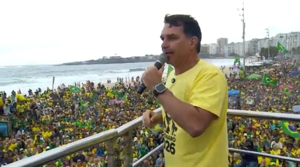 O senador Flávio Bolsonaro (PL) comanda o ato em Copacabana em favor da anistia ao pai e aos outros acusados dos atos golpistas de 8 de janeiro: discursos contra Lula, STF e Alexandre de Moraes