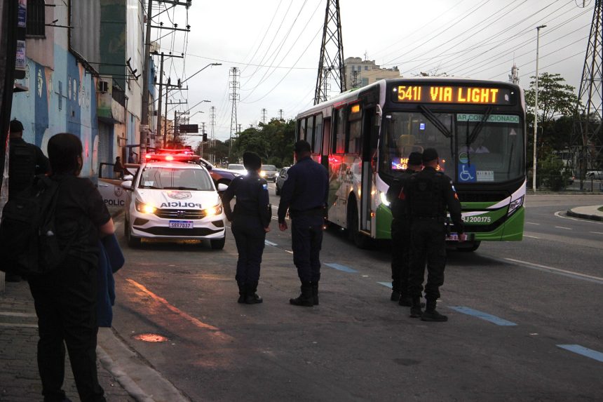 A "Patrulha da Madrugada" em ação, na estreia do programa em Nova Iguaçu: convênio entre prefeitura e governo do estado para a proteção do trabalhador nas primeiras horas do dia