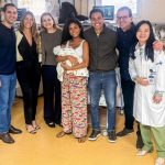 Joyce Trindade, com Antonela nos braços e ao lado do pai, Miguel, recebe a visita do prefeito Eduardo Paes e a mulher, Cristine, do vice-prefeito Eduardo Cavaliere e a mulher ,Victoria: opção pela pré-natal e parto em instituições públicas