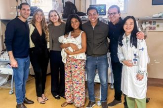 Joyce Trindade, com Antonela nos braços e ao lado do pai, Miguel, recebe a visita do prefeito Eduardo Paes e a mulher, Cristine, do vice-prefeito Eduardo Cavaliere e a mulher ,Victoria: opção pela pré-natal e parto em instituições públicas