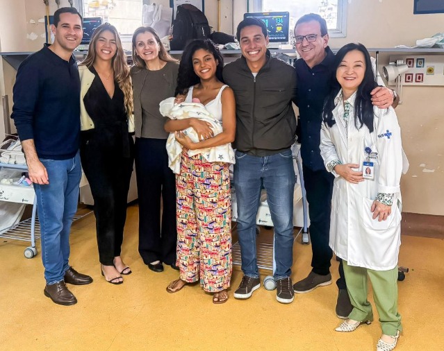 Joyce Trindade, com Antonela nos braços e ao lado do pai, Miguel, recebe a visita do prefeito Eduardo Paes e a mulher, Cristine, do vice-prefeito Eduardo Cavaliere e a mulher ,Victoria: opção pela pré-natal e parto em instituições públicas
