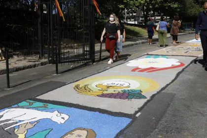 Tapetes de sal no Corpus Christi, diante da Catedral Metropolitana do Rio: projeto que instituía feriado na data religiosa saiu de pauta e deve tomar o rumo da gaveta