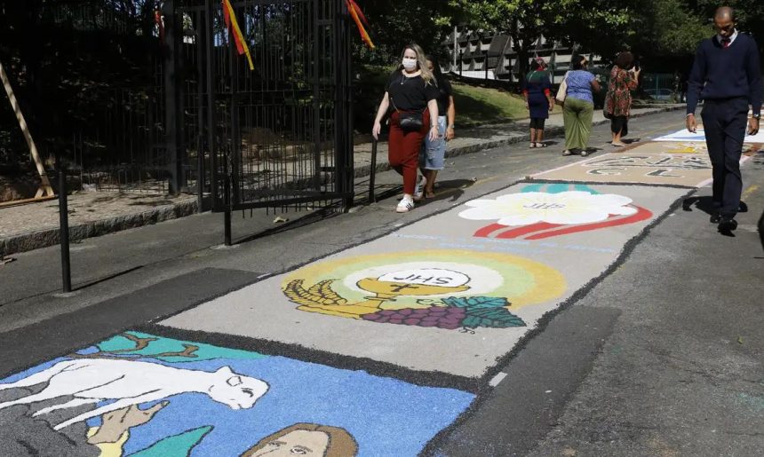 Tapetes de sal no Corpus Christi, diante da Catedral Metropolitana do Rio: projeto que instituía feriado na data religiosa saiu de pauta e deve tomar o rumo da gaveta
